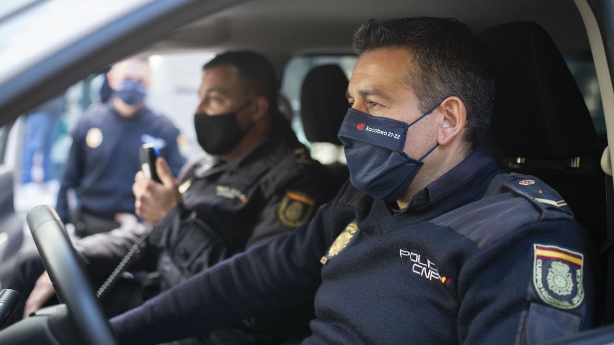 Dos policías de la Autonómica en un vehículo oficial. // BRAIS LORENZO