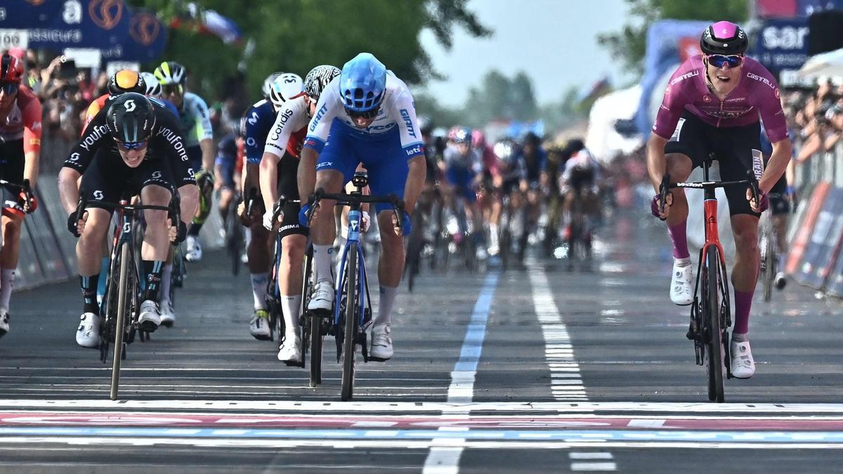 Pergine Valsugana (Italy), 24/05/2023.- Italian rider Alberto Dainese (L) of Dsm Team crosses the finish line first and wins the 17th stage of the 2023 Giro d'Italia cycling race over 195 km from Pergine Valsugana to Caorle, Italy, 24 May 2023. (Ciclismo, Italia) EFE/EPA/LUCA ZENNARO