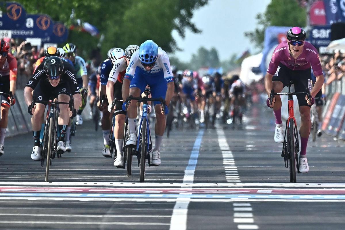 Pergine Valsugana (Italy), 24/05/2023.- Italian rider Alberto Dainese (L) of Dsm Team crosses the finish line first and wins the 17th stage of the 2023 Giro d’Italia cycling race over 195 km from Pergine Valsugana to Caorle, Italy, 24 May 2023. (Ciclismo, Italia) EFE/EPA/LUCA ZENNARO