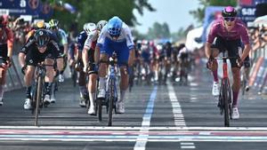 Pergine Valsugana (Italy), 24/05/2023.- Italian rider Alberto Dainese (L) of Dsm Team crosses the finish line first and wins the 17th stage of the 2023 Giro d’Italia cycling race over 195 km from Pergine Valsugana to Caorle, Italy, 24 May 2023. (Ciclismo, Italia) EFE/EPA/LUCA ZENNARO