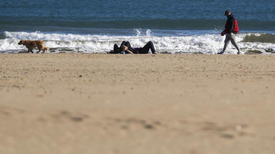 La playa de la Malva-rosa, ayer, antes del cambio de tiempo en la Comunitat Valenciana.