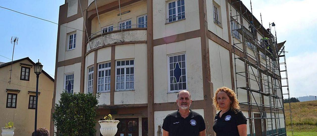 Juan Sánchez y Belén Álvarez, ayer ante el Casino, con las obras al fondo.