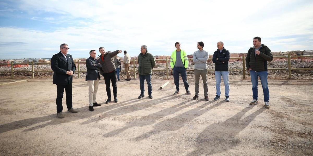 El alcalde de Burriana, Jorge Monferrer, y varios ediles del equipo de gobierno, en su visita al nuevo párking para caravanas que ha habilitado el Ayuntamiento.