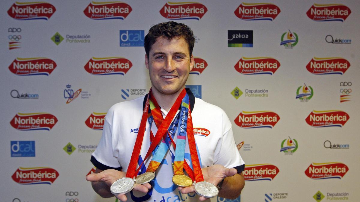 El palista y piragüista David Cal posa con sus cuatro medallas olímpicas
