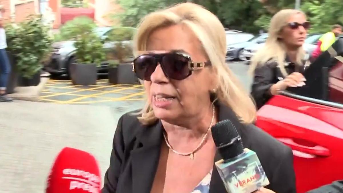Carmen Borrego llega al hospital para estar al lado de su madre, María Teresa Campos