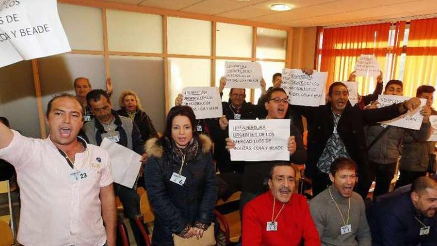 Trabajadores de mercadillos protestan en un pleno con carteles exigiendo su reapertura.