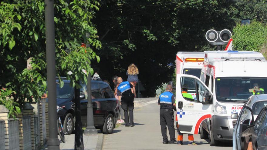 Herido grave tras caerle encima un coche que reparaba en Llanes