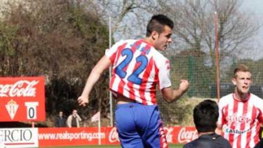 Santi Jara remata de cabeza un balón, ante la mirada de Cantero, Álex Barrera y Omar.