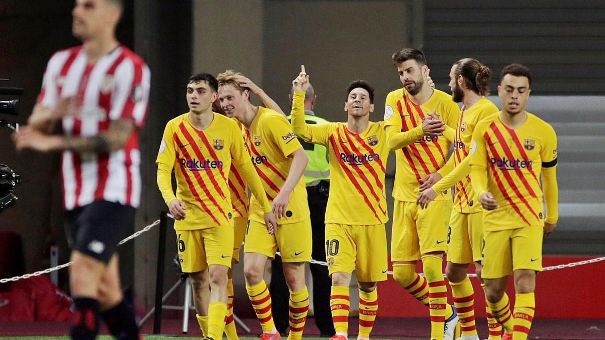 Los jugadores del Barcelona celebran, ayer, uno de los goles de Messi. |  // EFE