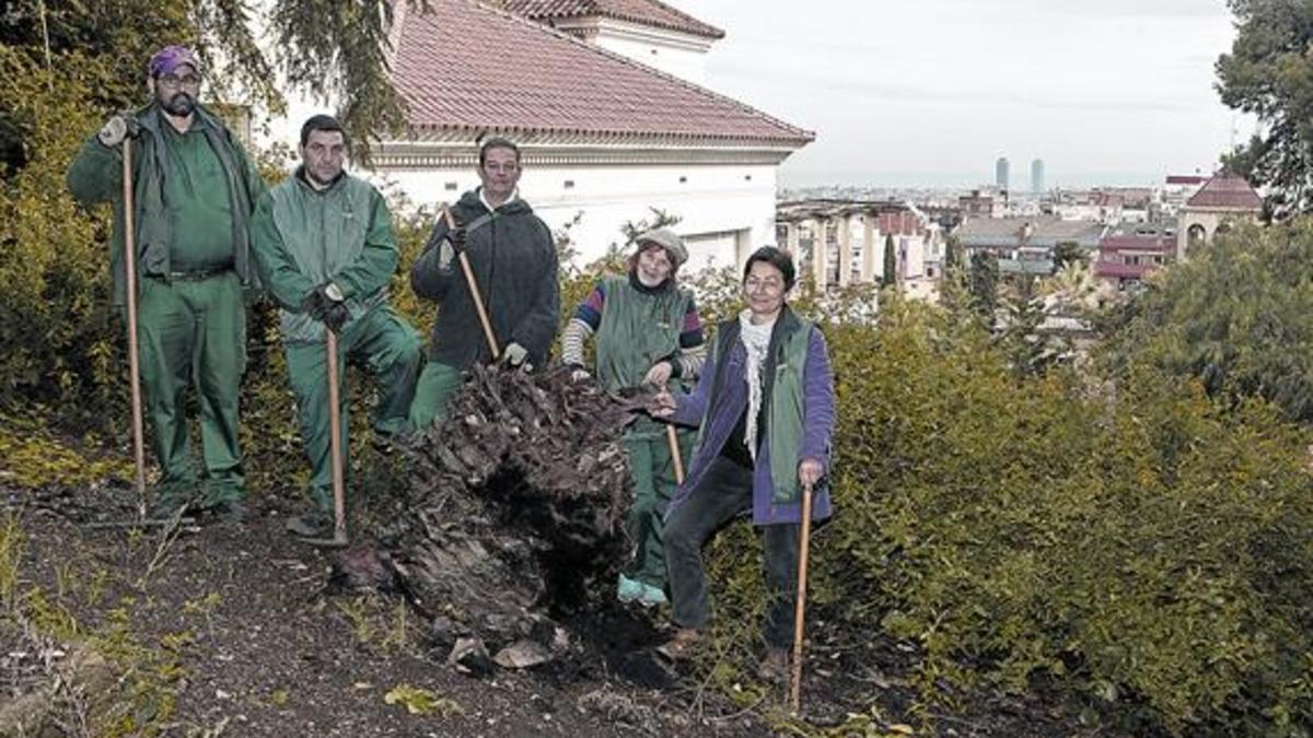 ALUMNOS. De izquierda a derecha, Rahid Bouchekri, Ángel Álvarez, Lluïsa Fábregas, Mila Antoshkina y Daniella Ivanova, en la finca de la calle de Manacor donde llevan a cabo parte de su formación.