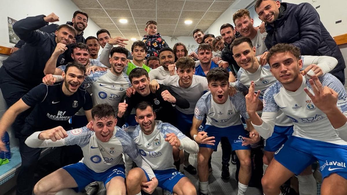 Los jugadores del Vall de Uxó celebran la victoria frente al Rayo Ibense.