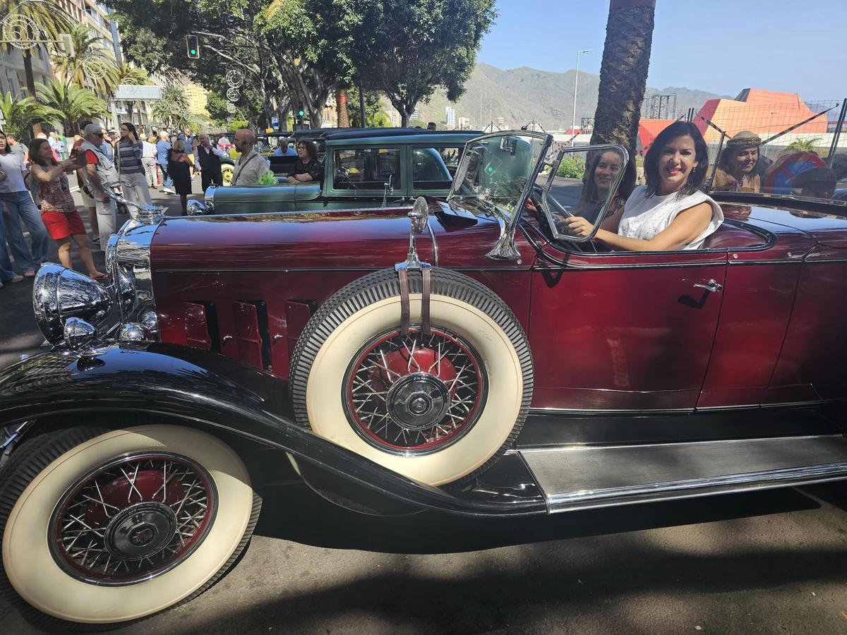 Así han paseado por Santa Cruz los coches antiguos y engalanados