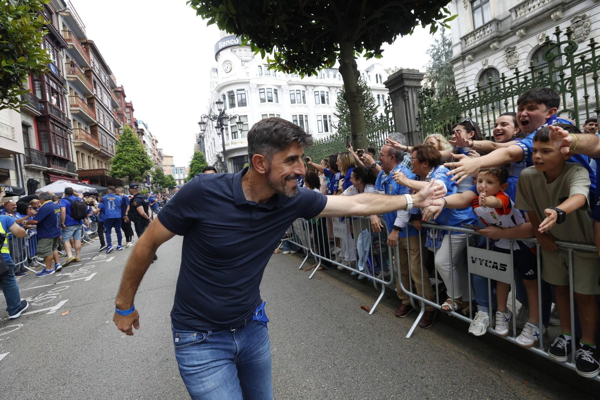 Locura azul en las calles de Oviedo para celebrar el ascenso del equipo a Primera División