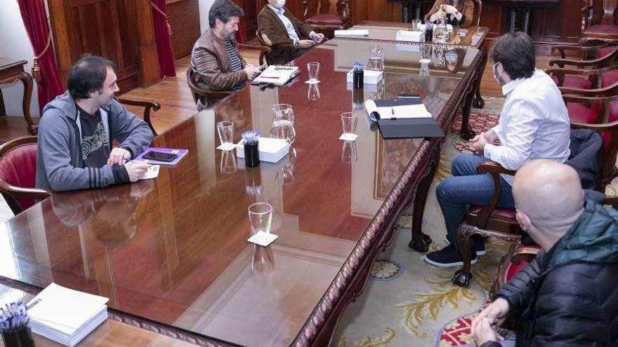 La alcaldesa, Inés Rey, durante la reunión que mantuvo ayer con representantes del comité de empresa.