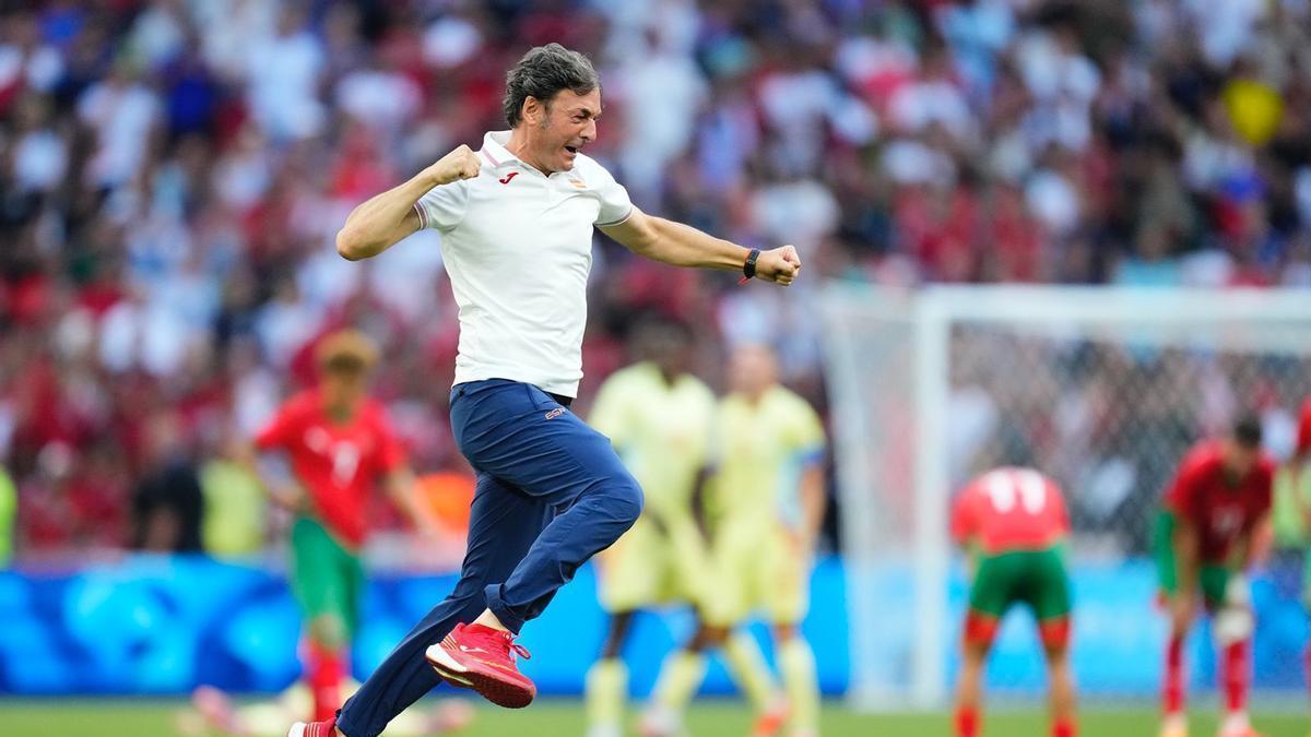 Santi Denia, seleccionador olímpico, celebra el triunfo en el Vélodrome.