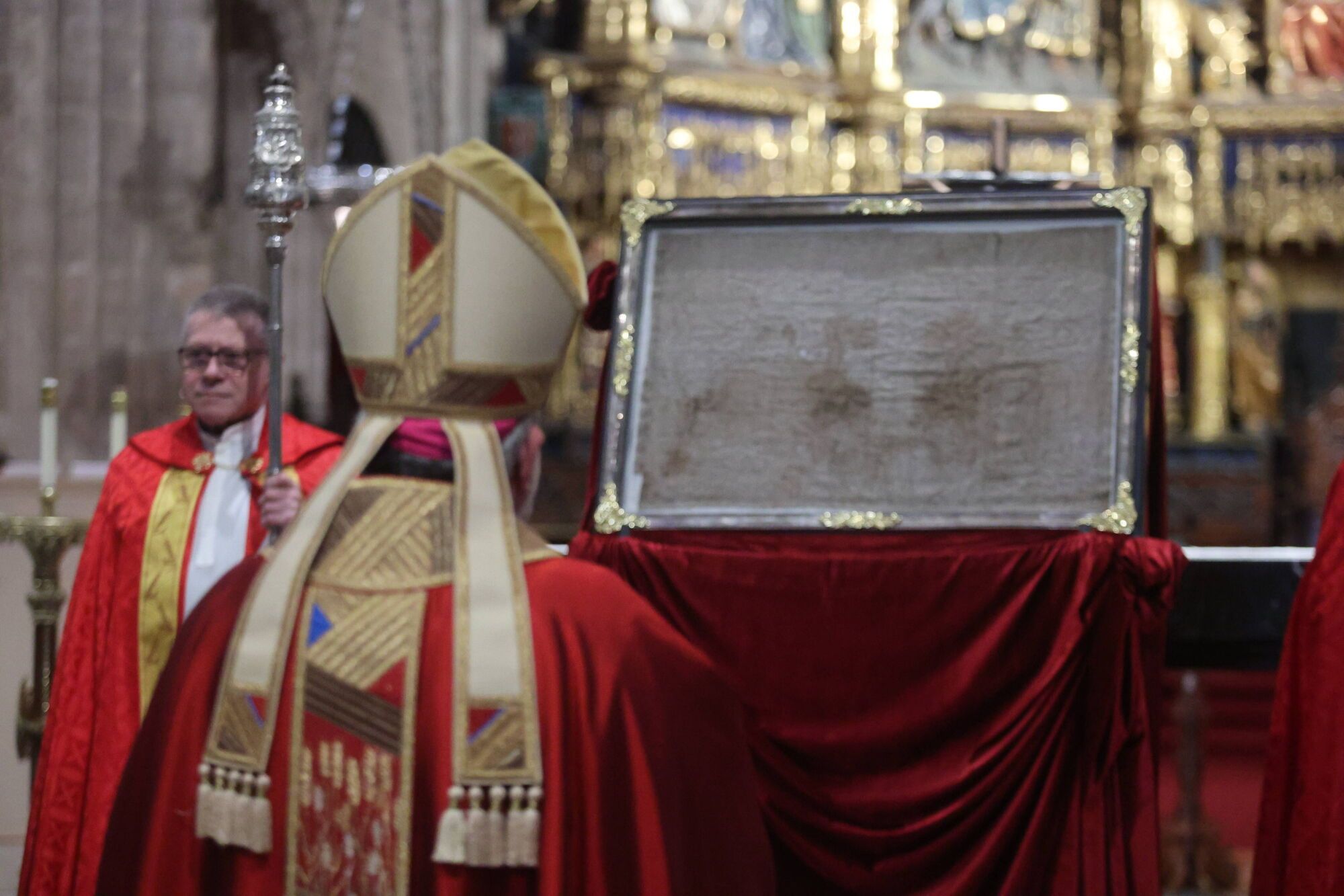 EN IMÁGENES: Devoción por el Santo Sudario en la Catedral de Oviedo