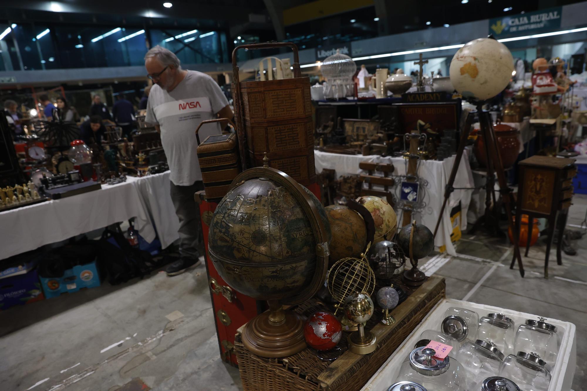 EN IMÁGENES: la feria de antigüedades y artículos vintage de Avilés