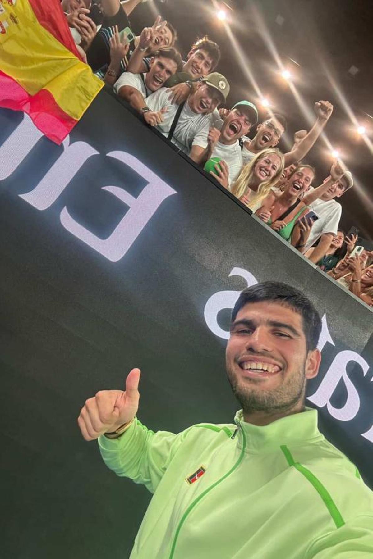 Alcaraz, con el grupo de españoles de fondo.