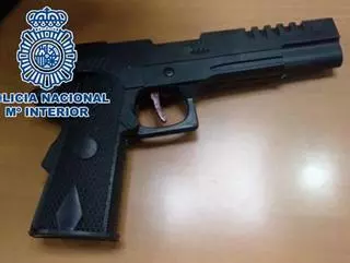 «Vete a pedir a otro sitio o te lleno de plomo la cabeza»