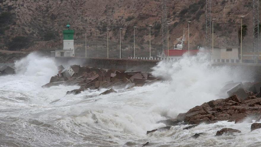 Alerta en la Región de Murcia por fuertes rachas de viento y olas de hasta tres metros este lunes