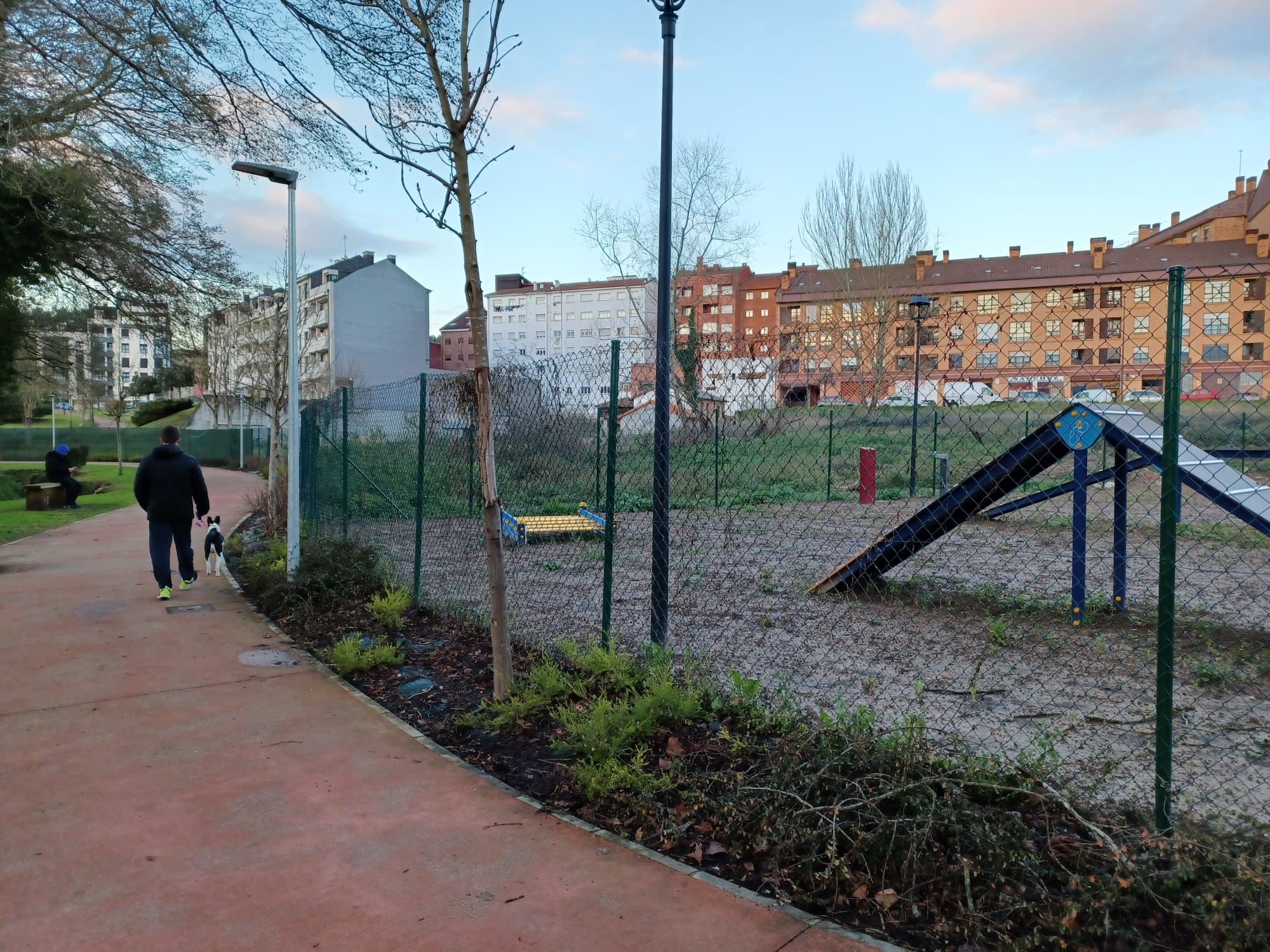 Así se ve ya el parque para perros de Posada de Llanera, con un moderno circuito de obstáculos