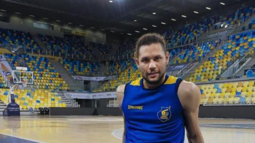 Michael Carrera realiza estiramientos tras el entrenamiento del Gran Canaria, ayer en el Arena. | |