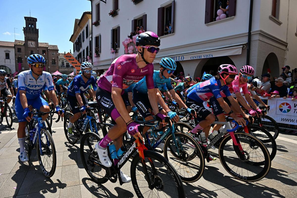 Oderzo (Italy), 25/05/2023.- Italian rider Jonathan Milan of team Bahrain Victorious wearing the points classification leader’s mauve jersey, US rider Joe Dombrowski of Astana Qazaqstan Team, Irish cyclist Ben Healy of team EF Education - Easypost wearing the best climber’s blue jersey, British cyclist Geraint Thomas of Ineos Grenadiers wearing the overall leader’s pink jersey and Portuguese rider Joao Almeida of UAE Team Emirate wearing the best young rider’s white jersey at the start of the 18th stage of the Giro d’Italia 2023 cycling tour over 161 km from Oderzo to Val di Zoldo, Italy, 25 May 2023. (Ciclismo, Bahrein, Italia) EFE/EPA/LUCA ZENNARO