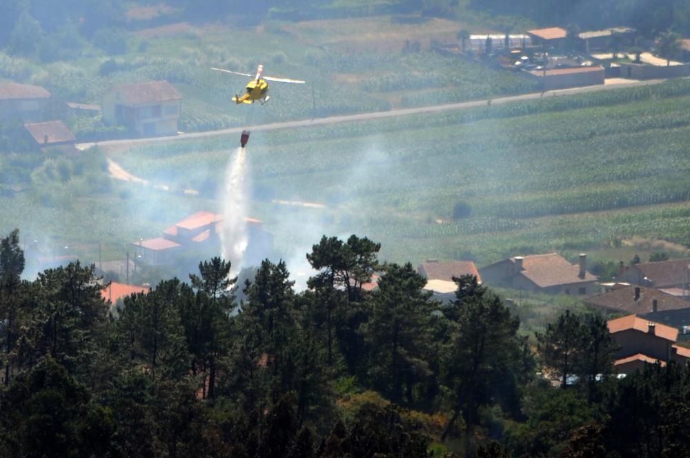 Vilagarcía lucha contra el fuego