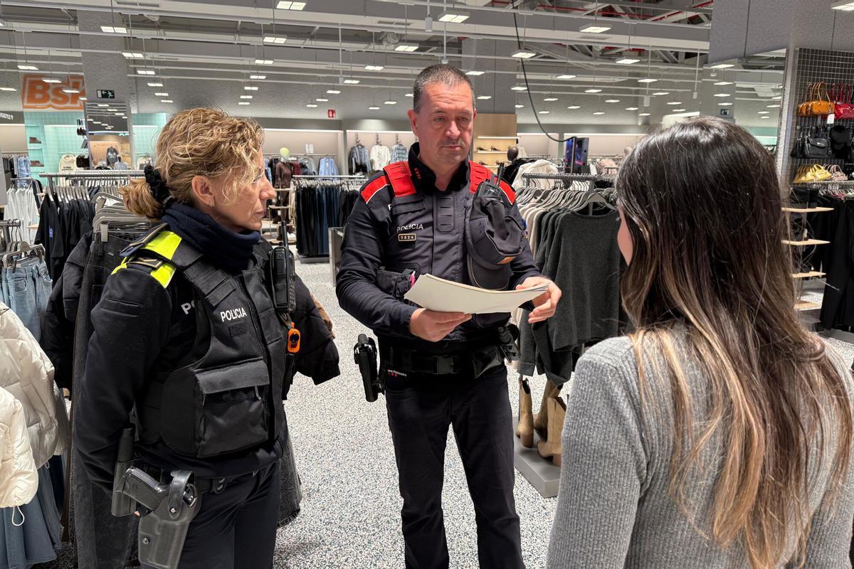 Agents parlant amb una responsable d'una botiga a la Jonquera