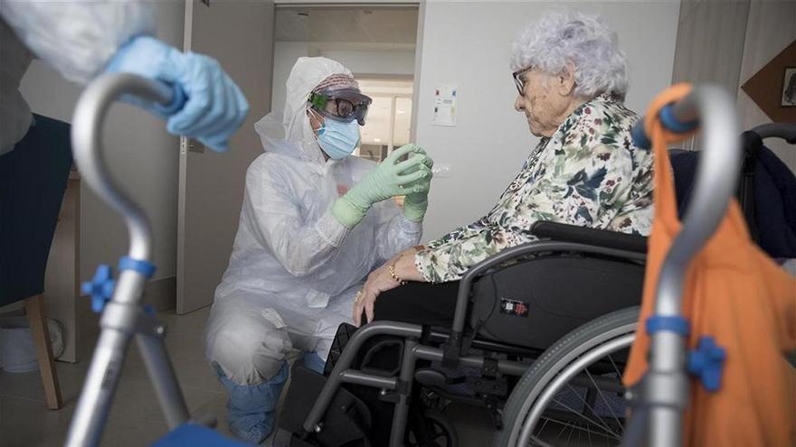 La cifra diaria de fallecidos por coronavirus en España cae a 87