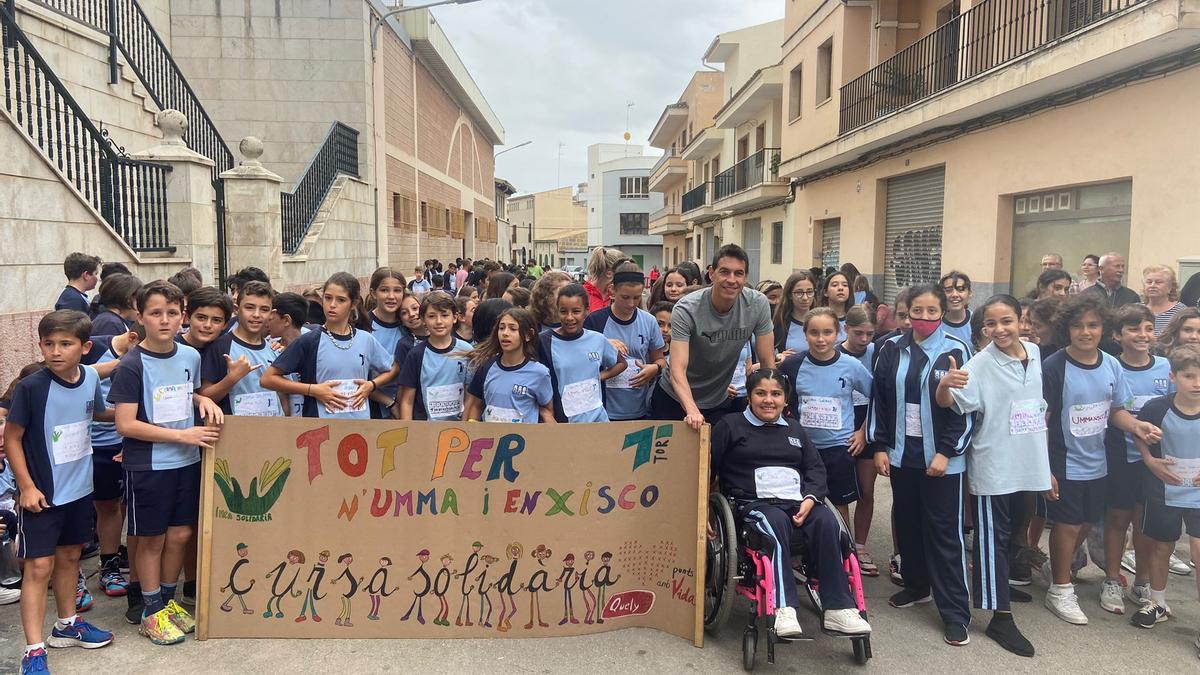 La niña Umma, en el centro, junto a sus compañeros y compañeras, durante el acto solidario.