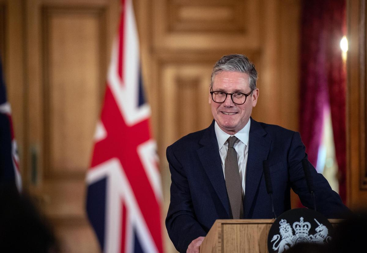 El primer ministro británico, Keir Starmer, en una rueda de prensa tras el primer consejo de ministros del nuevo Gobierno laborista