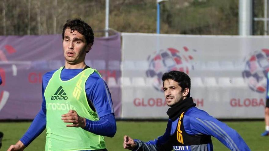 Lucas Torró, presionado por Jonathan Pereira, en un entrenamiento del Oviedo en El Requexón.