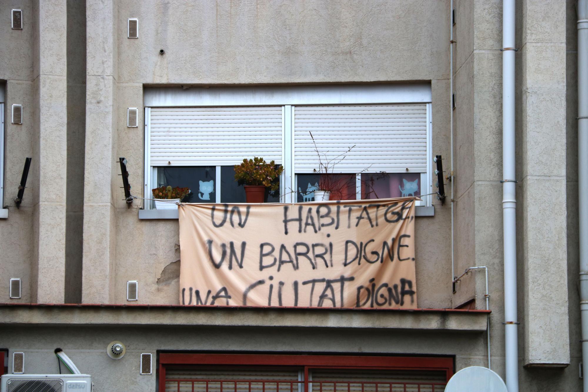 Una pancarta que reclama viviendas dignas en el polígono Arraona, en el barrio de Els Merinals de Sabadell