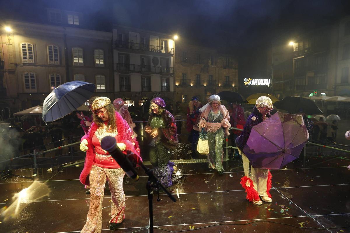 En imágenes: El concurso de murgas de Avilés bajo la lluvia En imágenes: El concurso de murgas de Avilés bajo la lluvia