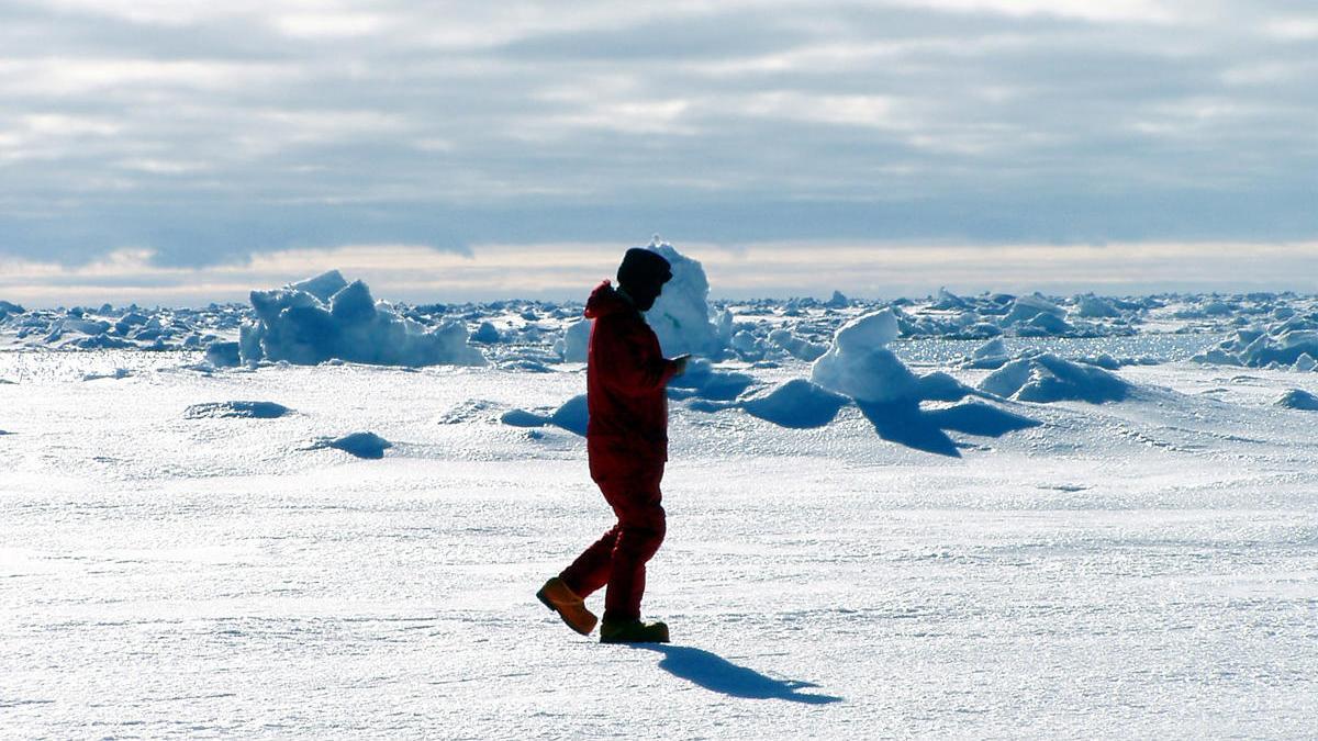 Una imagen de archivo de una persona caminando por el ártico.