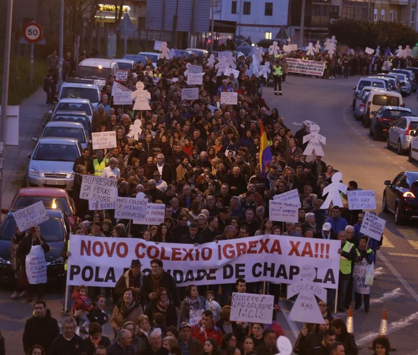 Dos mil vecinos secundan la marcha encabezada por niños y padres del CEIP Igrexa