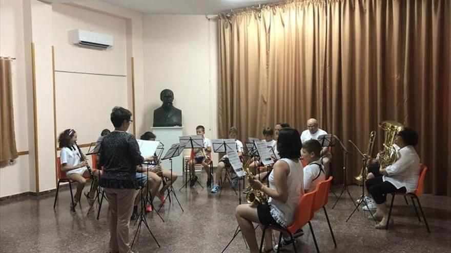 Los alumnos de la escuela deleitan con sus progresos musicales