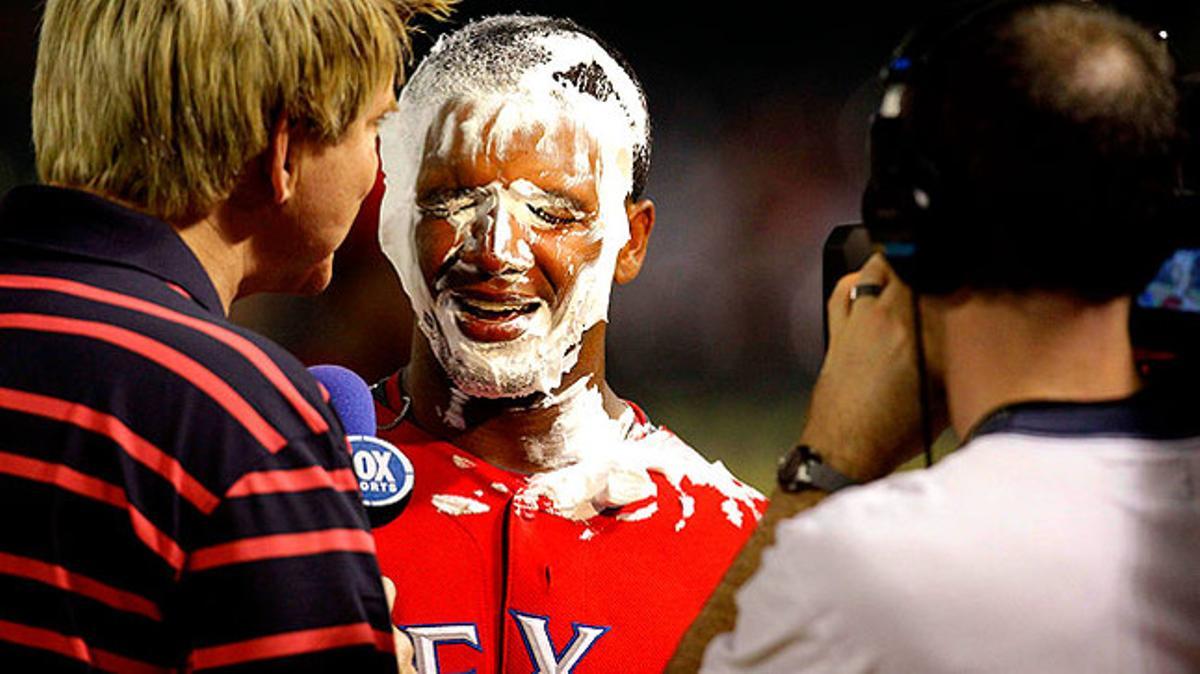 El jugador de beisbol del Texas Rangers Julio Borbón concedeix una entrevista després d’haver rebut un pastís a la cara del seu company Andrés Blanco.