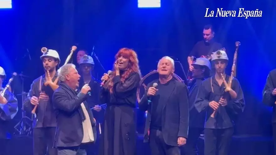 Víctor Manuel, Marisa Valle Roso, Hevia, “Celtas cortos”, “Nuberu”, José Manuel Tejedor, Xune Elipe y “Gaiteros del Carbón”, interpretan “Santa Bárbara bendita” en el décimo aniversario de la banda de gaitas langreana en el teatro José León Delestal de La Felguera