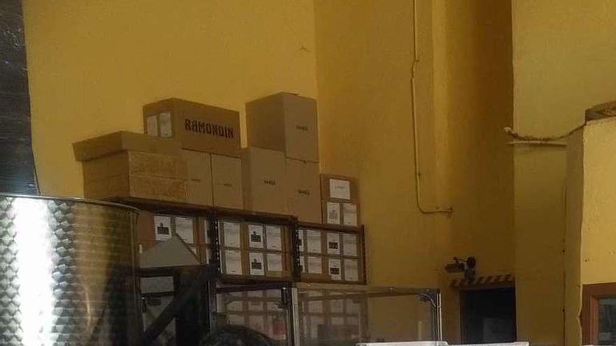 Un trabajador revisa las cajas de uva entregadas en una bodega.