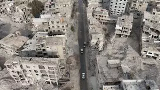 Siria lucha por reconstruirse entre el temor a un reinicio de la violencia un año después de la caída de Asad