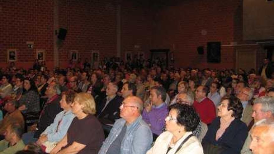 Más de 700 vecinos asisten a una charla en contra del vertedero