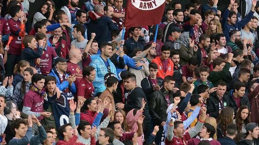 Aficionados animando en el Fondo Norte durante el &#039;play off&#039; de ascenso de 2014. // Rafa Vázquez