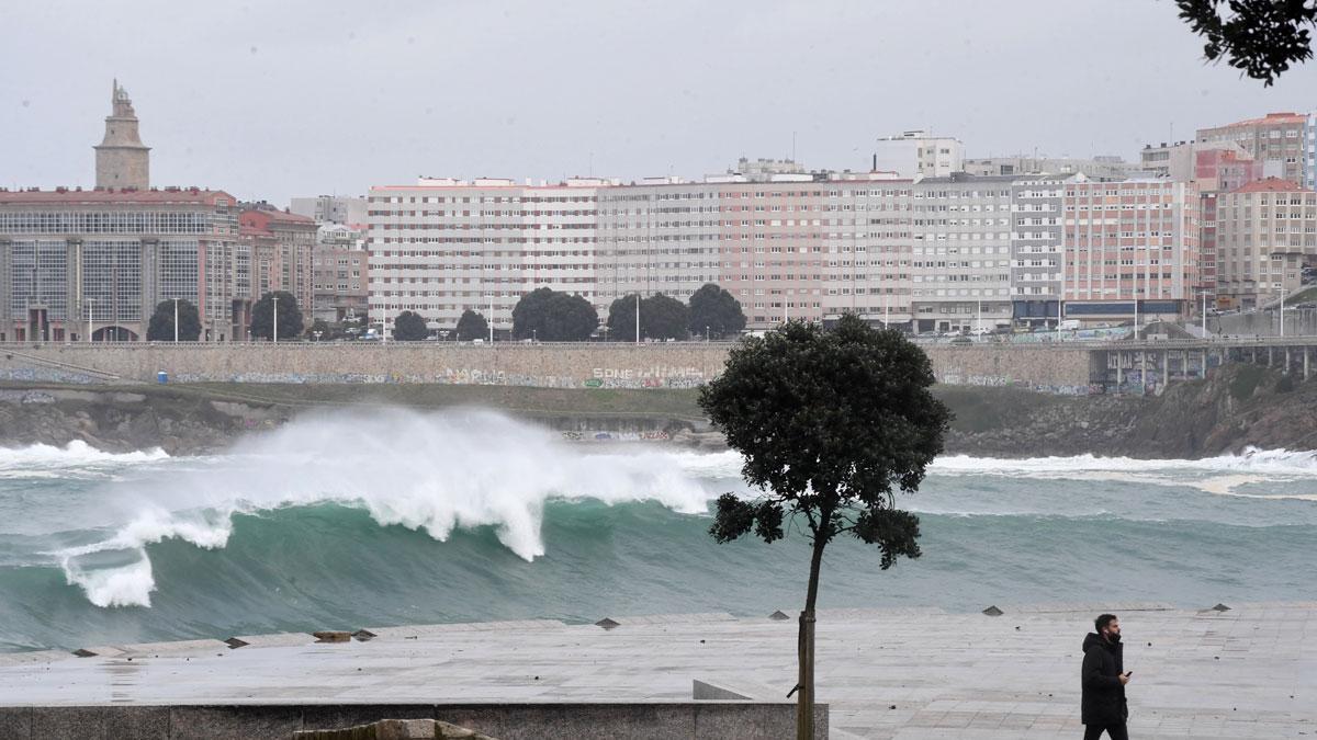 Gente en el paseo marítimo de A Coruña con alerta en el litoral.
