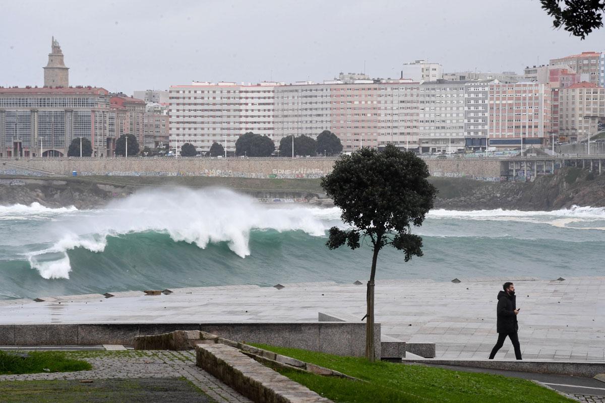 Gente en el paseo marítimo de A Coruña con alerta en el litoral.
