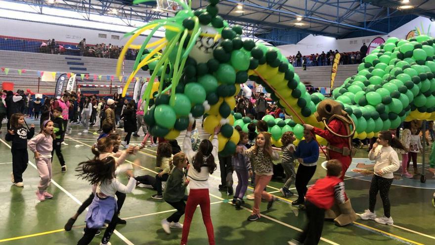 Un dragón gigante de dos cabezas hecho con globos hizo las delicias de los chavales