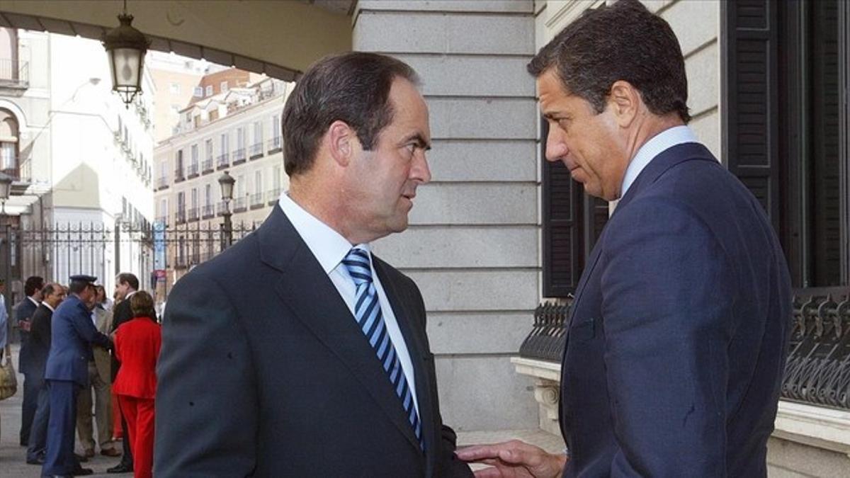 Los exministros José Bono (PSOE) y Eduardo Zaplana (PP), en el Congreso de los Diputados