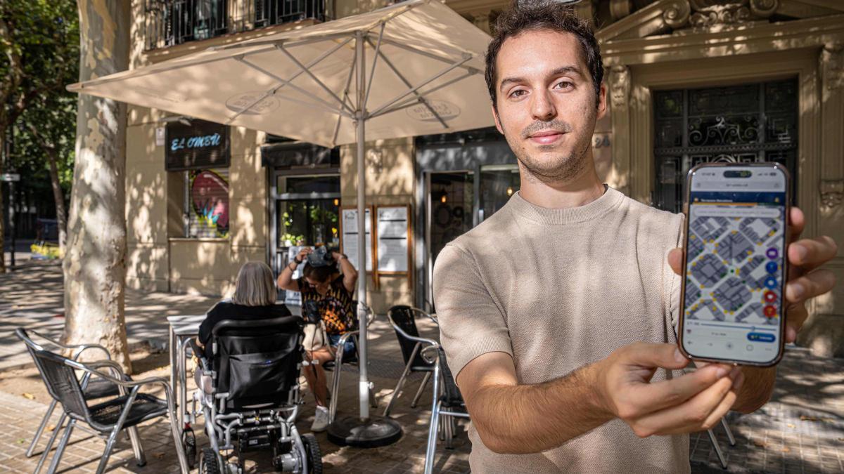 Josep Moragas, en una terraza, muestra en el móvil la web que ha creado, terrasses.cat, que indica en tiempo real si da el sol o si hace sombra en todas las terrazas de bares y restaurantes de Barcelona.