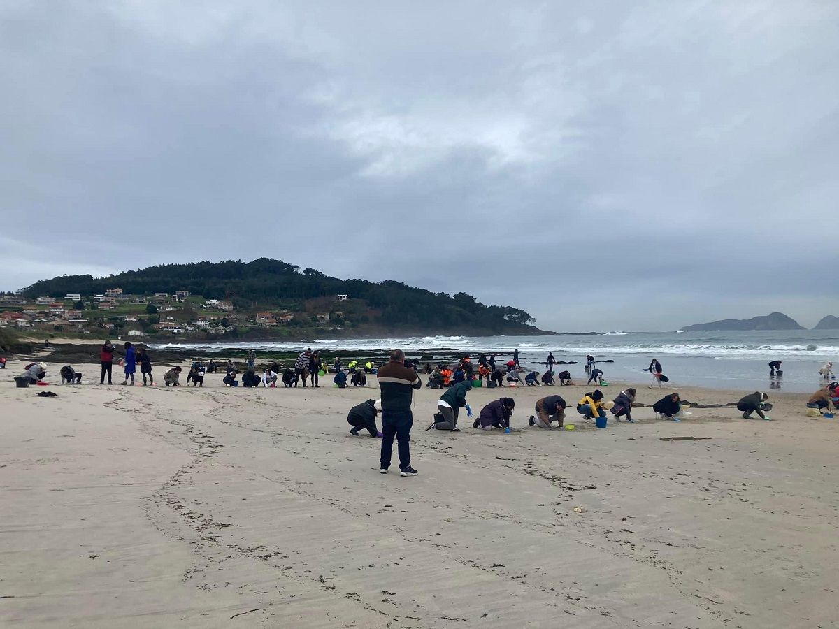 Galicia eleva la alerta para que el Estado intercepte en el mar "cientos de sacos de pellets" antes del sábado